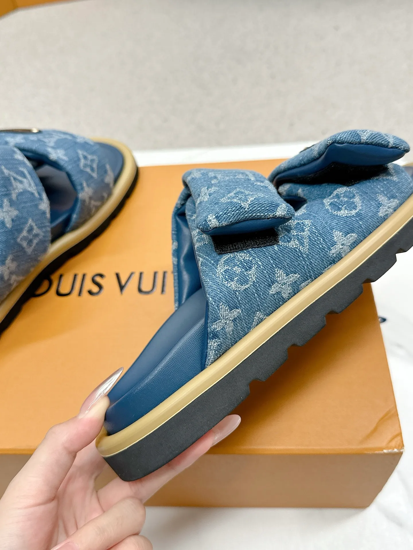 P340 yuan LV Louis Vuitton Full of high-end feel! A popular model among bloggers at home and abroad, it’s retro and fashionable, and looks stunning on your feet! Mainly recommended model on the official website★ ━━━━━ ЅᏇєєt ━━━━━ ▪️Upper: original calfskin ➕5D printing process ▪️Inner: imported mixed sheepskin ▪️Outsole: original molded foam outsole ▪️Size: Female 35-40 Men's 39-44 (women's 41 men's 45)